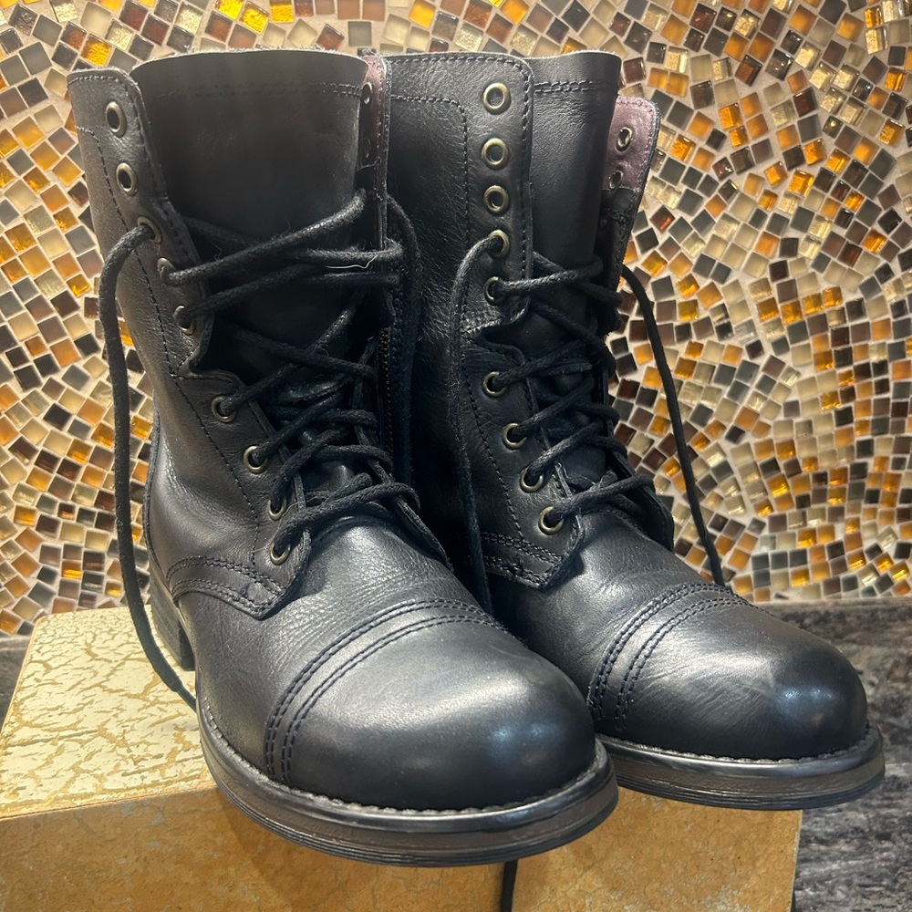 Steve Madden size 9 Black Leather Lace-Up Boots